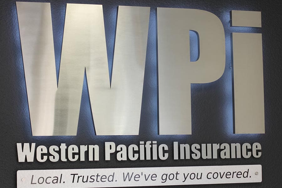 Recorrido por la oficina: letrero metálico de la empresa WPI que indica el seguro del Pacífico occidental, local, confiable, lo tenemos cubierto