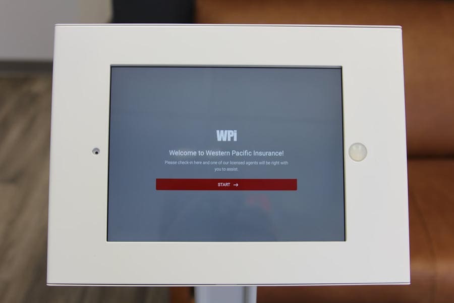 Recorrido por la oficina: quiosco de bienvenida con el logotipo de WPI que solicita al usuario que se registre